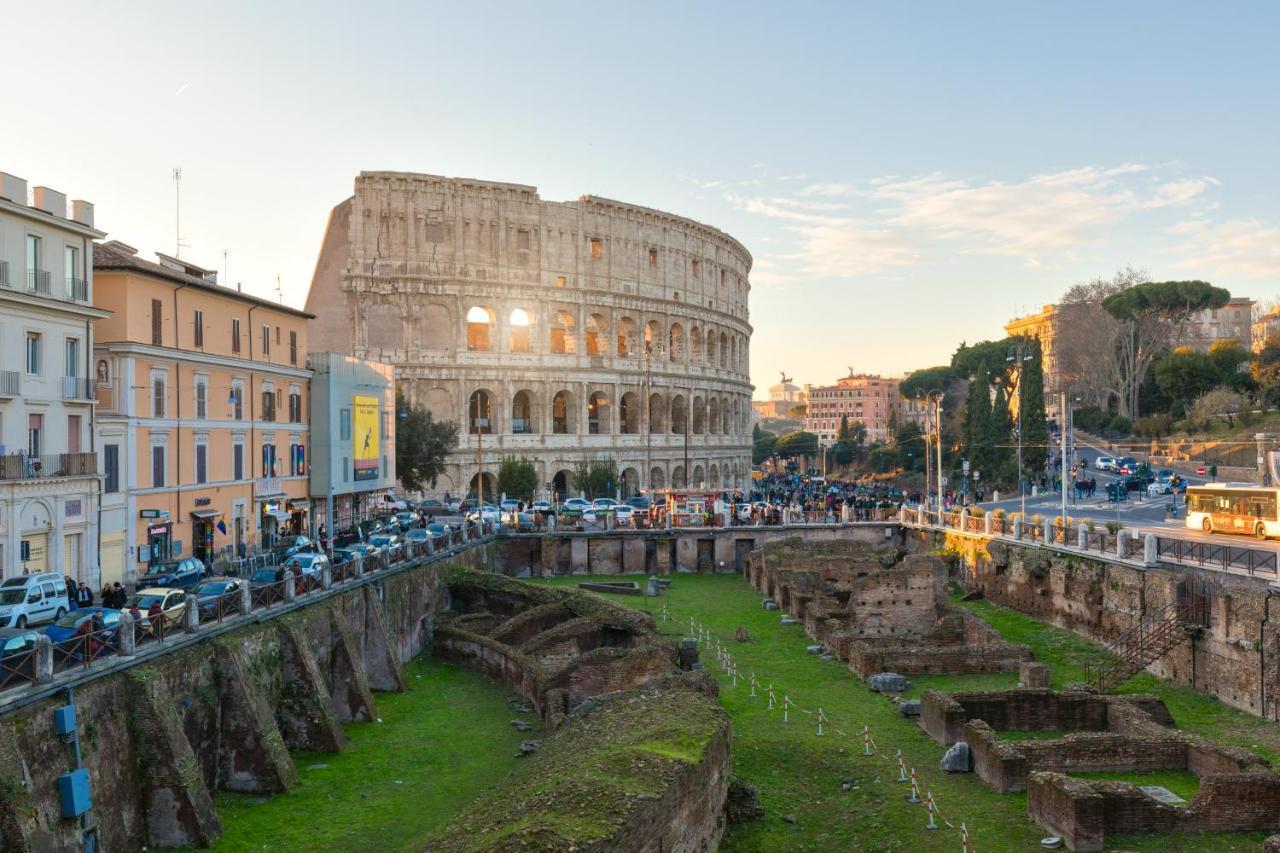 Mavi At Colosseum * Rom